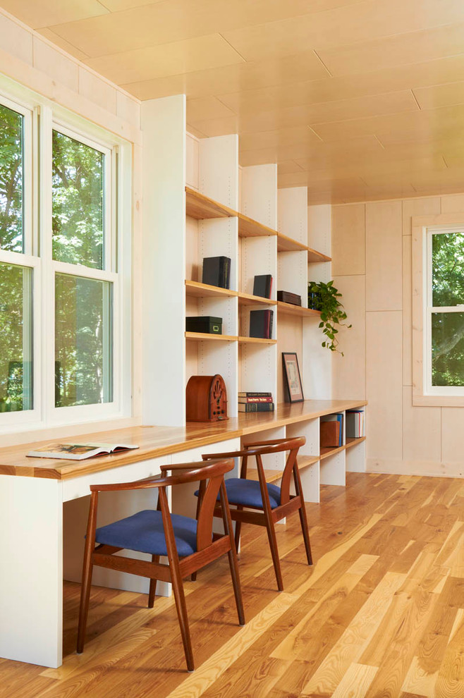 Exemple d'un bureau moderne avec un mur beige, un sol en bois brun et un bureau intégré.