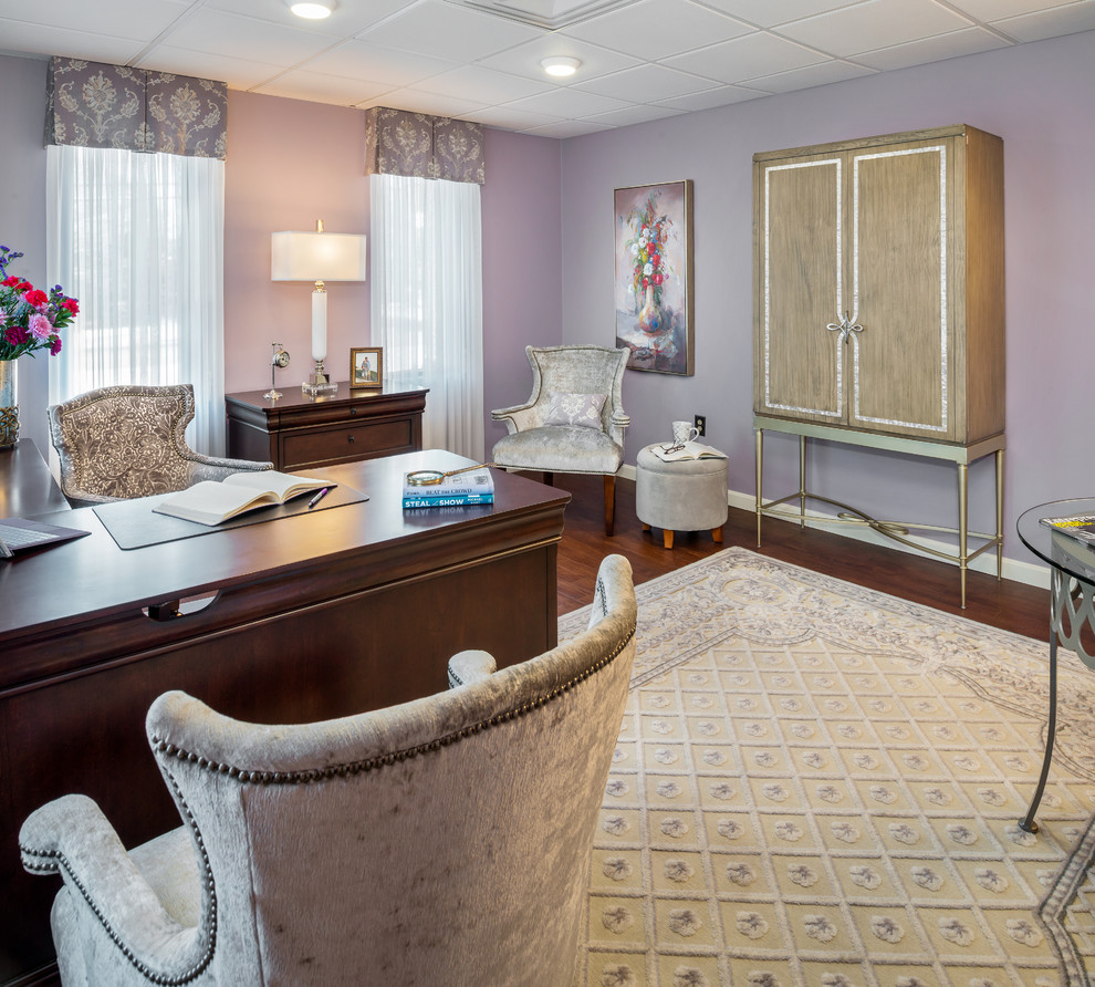 Inredning av ett klassiskt mellanstort arbetsrum, med lila väggar, vinylgolv och ett fristående skrivbord