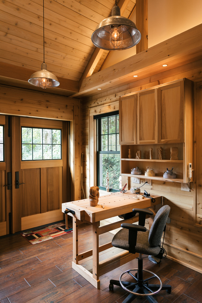 Ejemplo de estudio de estilo de casa de campo pequeño sin chimenea con paredes marrones, suelo de madera oscura, escritorio independiente y suelo marrón