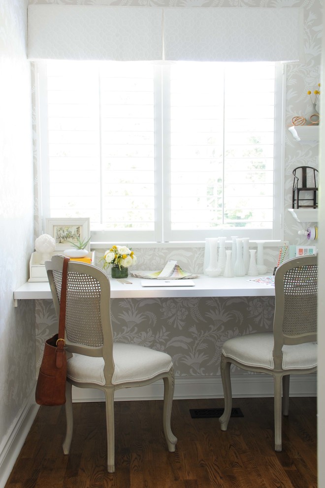 Inspiration för små klassiska arbetsrum, med grå väggar, mörkt trägolv och ett inbyggt skrivbord