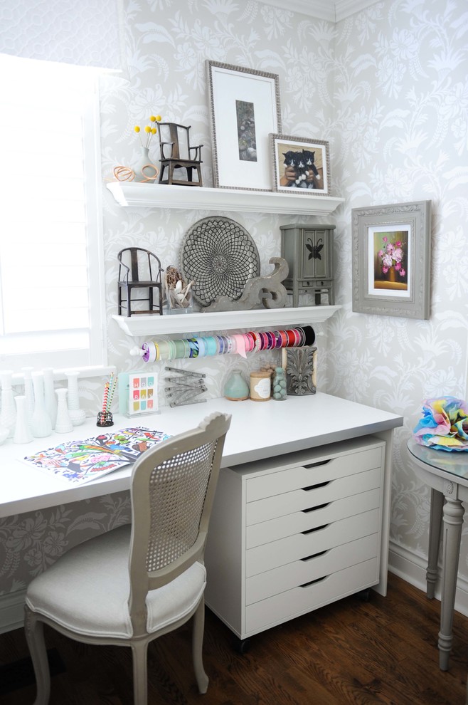 Exempel på ett litet shabby chic-inspirerat hobbyrum, med grå väggar, mörkt trägolv och ett inbyggt skrivbord