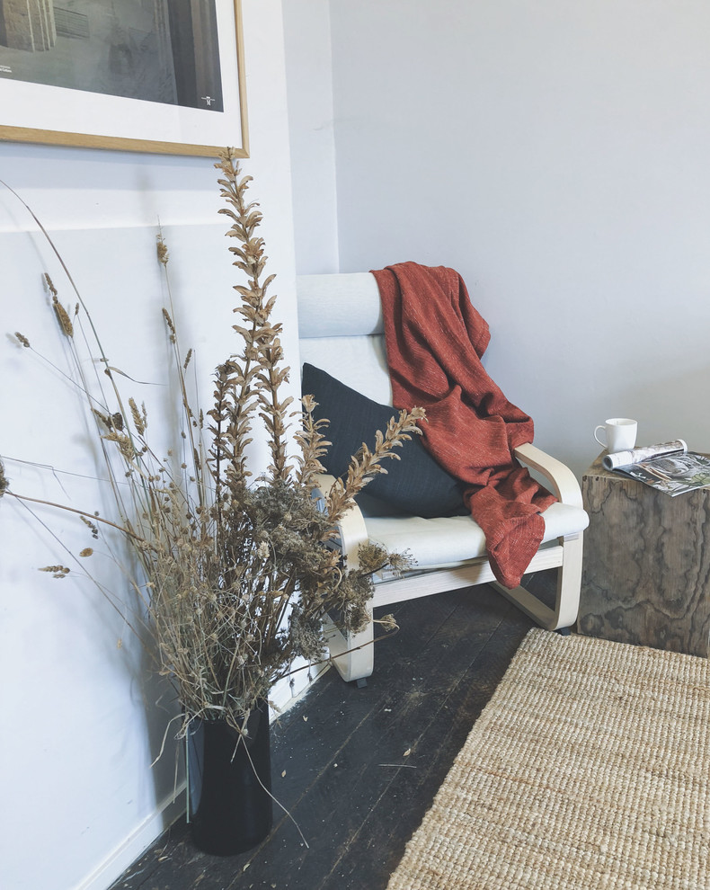 Foto di un piccolo atelier eclettico con pareti bianche, pavimento in legno massello medio, scrivania autoportante e pavimento marrone