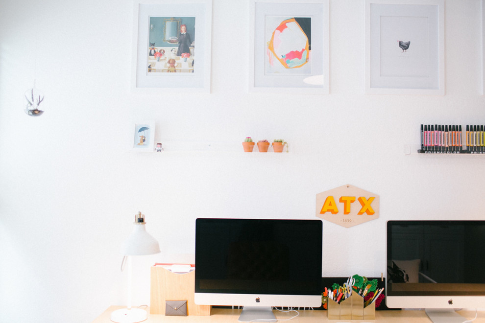 Mittelgroßes Skandinavisches Arbeitszimmer ohne Kamin mit Studio, weißer Wandfarbe und freistehendem Schreibtisch in San Diego