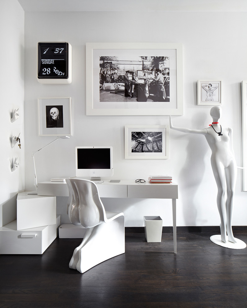 На фото: кабинет в современном стиле с белыми стенами, темным паркетным полом и отдельно стоящим рабочим столом