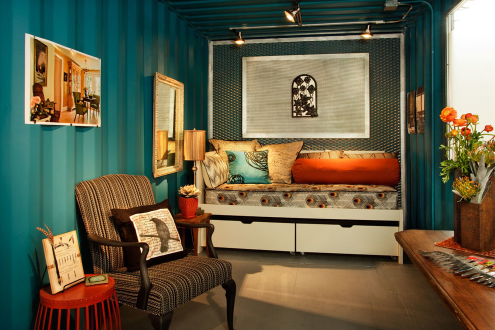 Idéer för ett litet eklektiskt hemmastudio, med blå väggar, ett fristående skrivbord och betonggolv