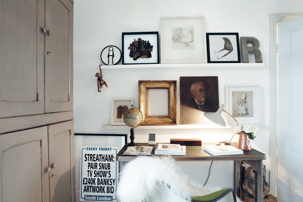 ロンドンにある小さなエクレクティックスタイルのおしゃれなホームオフィス・書斎 (白い壁、自立型机) の写真