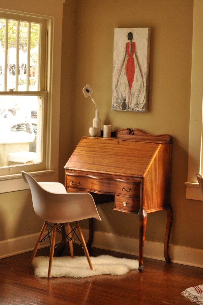 Foto de despacho clásico con paredes marrones, suelo de madera oscura y escritorio independiente