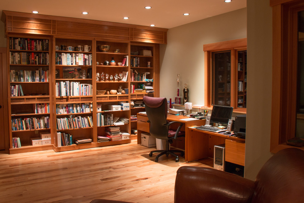 Cette photo montre un bureau tendance de taille moyenne avec une bibliothèque ou un coin lecture, un mur gris, parquet clair, aucune cheminée, un bureau indépendant et un sol beige.