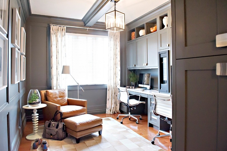 Mittelgroßes Klassisches Arbeitszimmer mit Arbeitsplatz, Einbau-Schreibtisch, grauer Wandfarbe und braunem Holzboden in Toronto