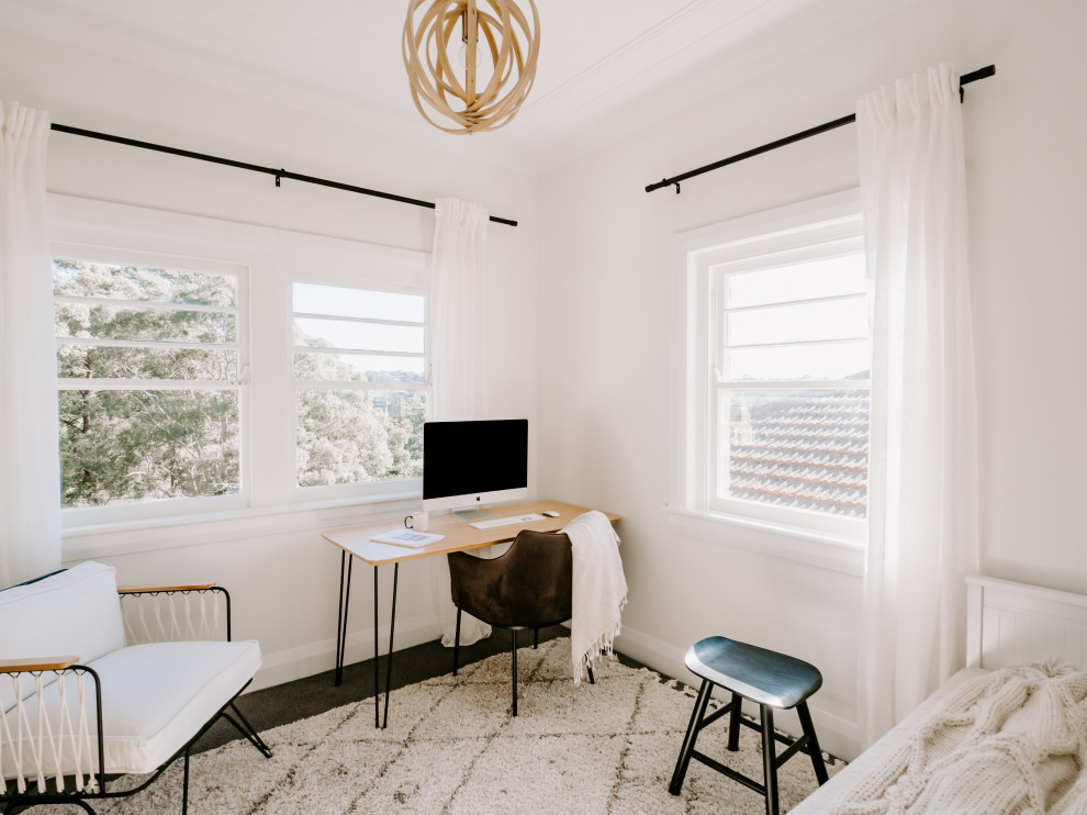 シドニーにあるビーチスタイルのおしゃれなホームオフィス・書斎 (白い壁、カーペット敷き、自立型机、黒い床) の写真