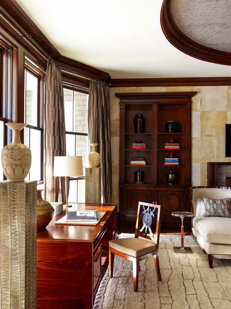 Ejemplo de despacho clásico renovado grande con paredes beige, suelo de madera oscura y escritorio independiente