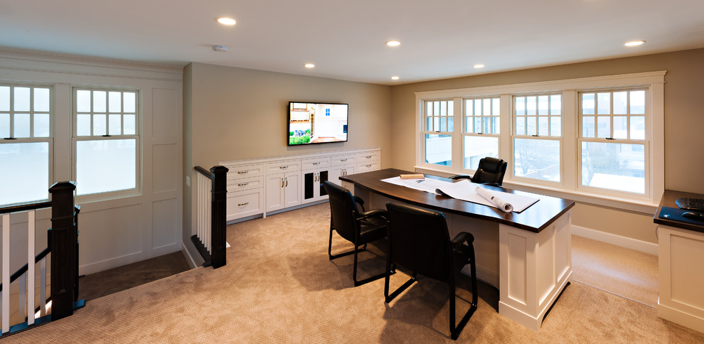 Foto de despacho clásico de tamaño medio con paredes beige, moqueta y escritorio independiente
