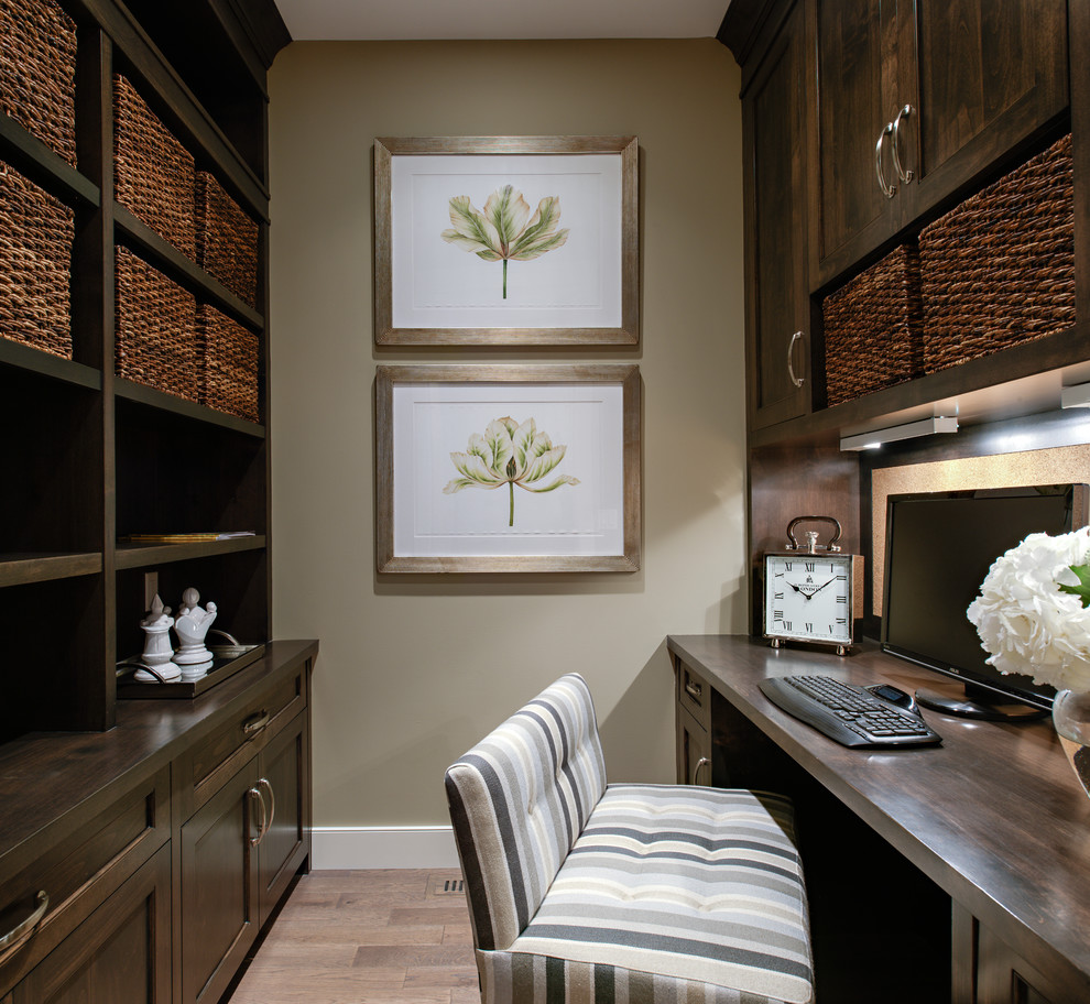 Diseño de despacho clásico sin chimenea con paredes beige y escritorio empotrado