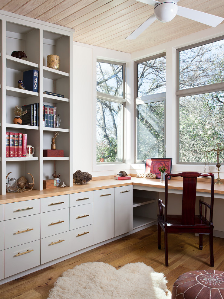 Cette image montre un bureau traditionnel avec un mur blanc, parquet clair et un bureau intégré.