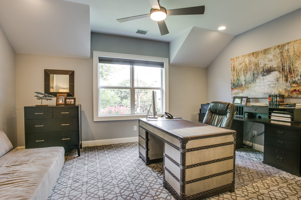 Mittelgroßes Klassisches Arbeitszimmer mit Arbeitsplatz, grauer Wandfarbe, Teppichboden, freistehendem Schreibtisch und grauem Boden in Dallas