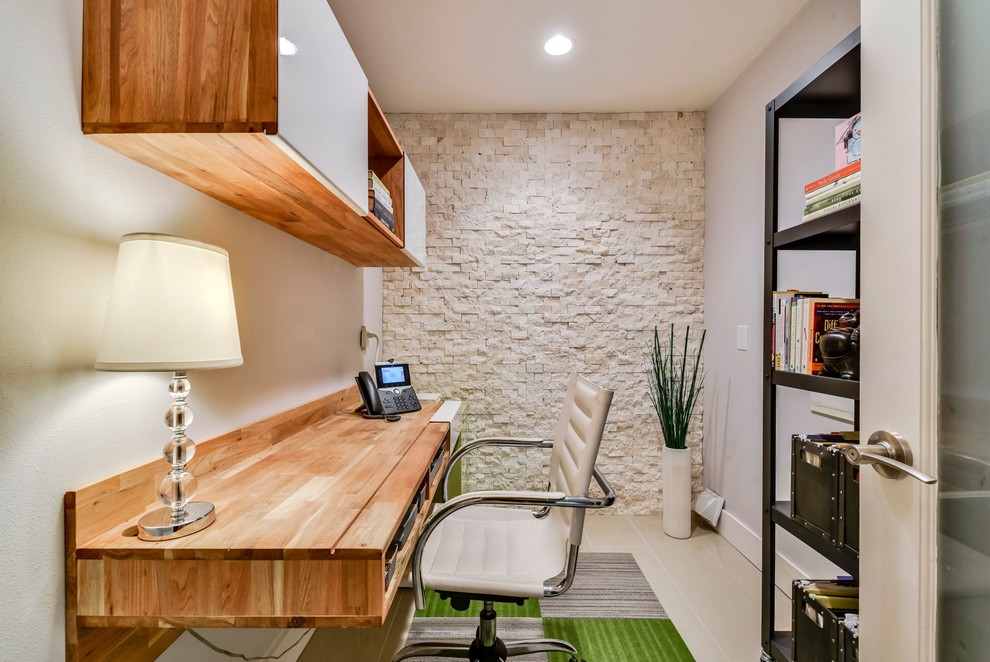 Kleines Industrial Arbeitszimmer mit Porzellan-Bodenfliesen, beigem Boden und grauer Wandfarbe in Austin