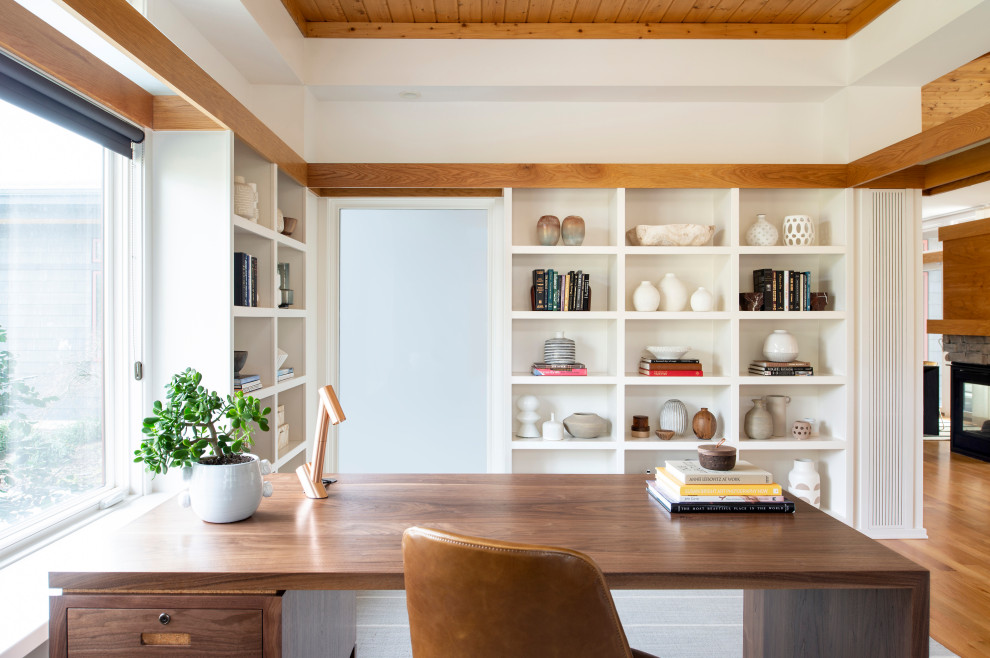 Idée de décoration pour un bureau design avec un mur blanc, un sol en bois brun, un bureau indépendant, un sol marron et un plafond en bois.