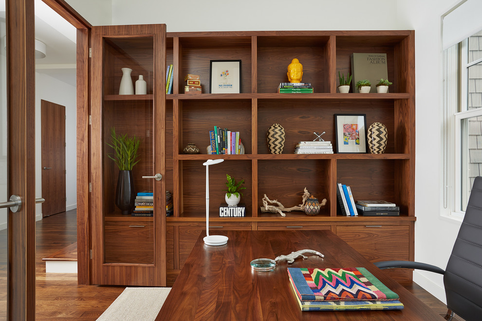 Imagen de despacho tradicional renovado con paredes blancas, suelo de madera oscura y escritorio empotrado