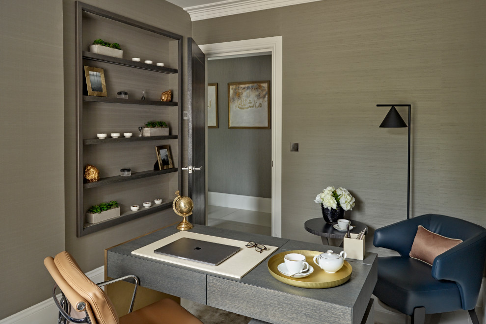 Ejemplo de despacho actual de tamaño medio con paredes grises, suelo de madera en tonos medios, escritorio independiente, suelo marrón y papel pintado