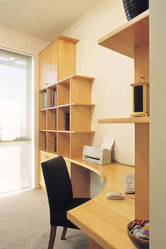 Стильный дизайн: кабинет среднего размера в современном стиле с белыми стенами, ковровым покрытием и встроенным рабочим столом - последний тренд