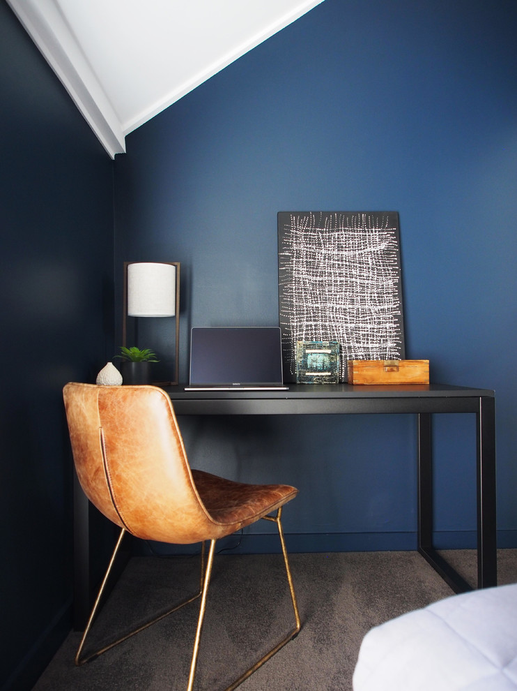 Стильный дизайн: маленький кабинет в современном стиле с синими стенами, ковровым покрытием и отдельно стоящим рабочим столом для на участке и в саду - последний тренд