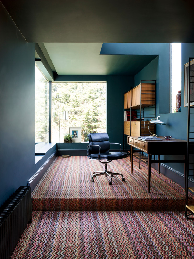 Свежая идея для дизайна: рабочее место в стиле ретро с синими стенами, ковровым покрытием и отдельно стоящим рабочим столом - отличное фото интерьера