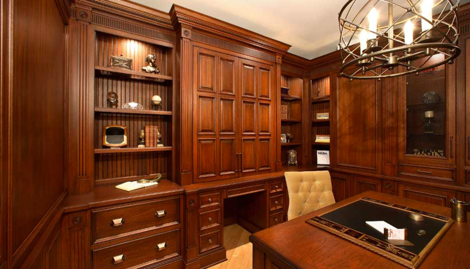 Mittelgroßes Klassisches Arbeitszimmer mit Arbeitsplatz, beiger Wandfarbe, hellem Holzboden und freistehendem Schreibtisch in Chicago
