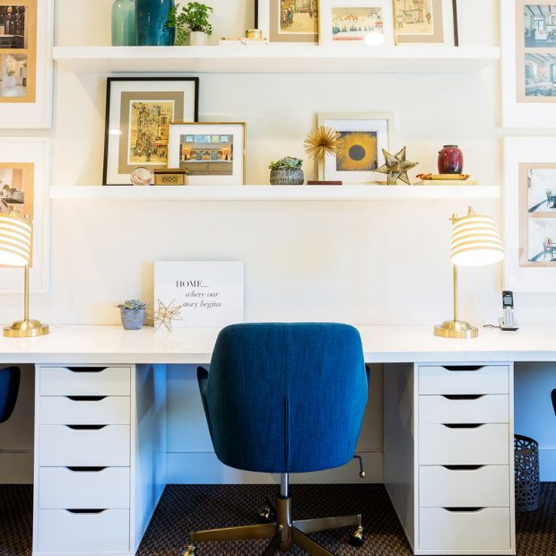 Inspiration för mellanstora moderna arbetsrum, med vita väggar, heltäckningsmatta och ett fristående skrivbord