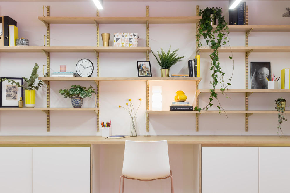 Inspiration för ett skandinaviskt arbetsrum, med vita väggar och ett inbyggt skrivbord