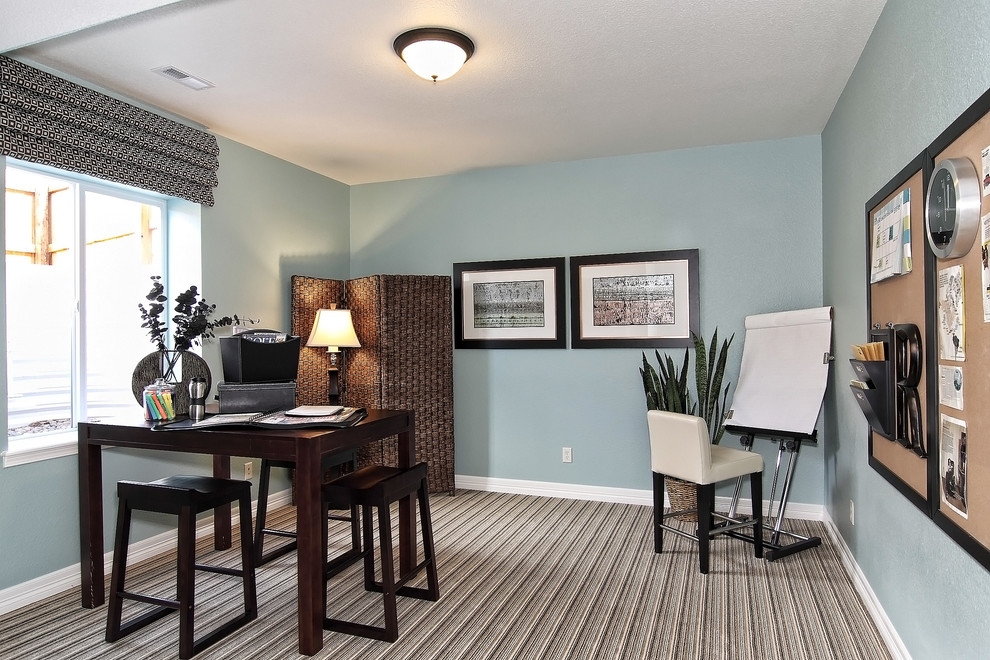 Свежая идея для дизайна: кабинет в стиле неоклассика (современная классика) с местом для рукоделия, синими стенами, ковровым покрытием, отдельно стоящим рабочим столом и разноцветным полом - отличное фото интерьера