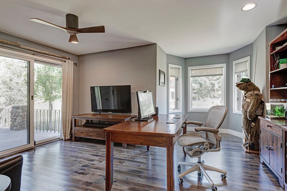 Idee per un ufficio minimalista di medie dimensioni con pareti beige, parquet scuro, scrivania autoportante e pavimento marrone