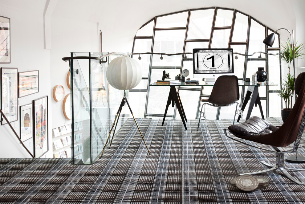 Modernes Arbeitszimmer mit Arbeitsplatz, weißer Wandfarbe, Teppichboden, freistehendem Schreibtisch und buntem Boden in London