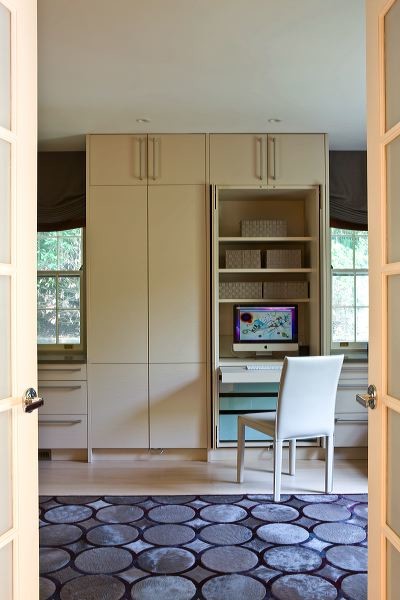 Kleines Modernes Arbeitszimmer ohne Kamin mit weißer Wandfarbe, hellem Holzboden, Einbau-Schreibtisch und beigem Boden in Washington, D.C.