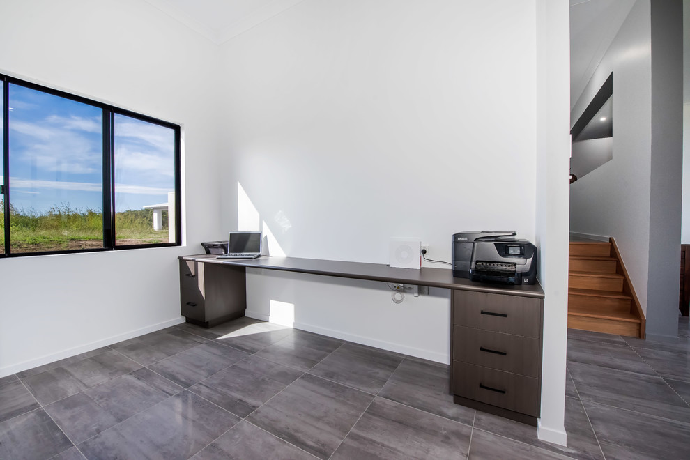 Idée de décoration pour un bureau design de taille moyenne avec un mur blanc, un sol en carrelage de céramique, un bureau intégré et un sol gris.