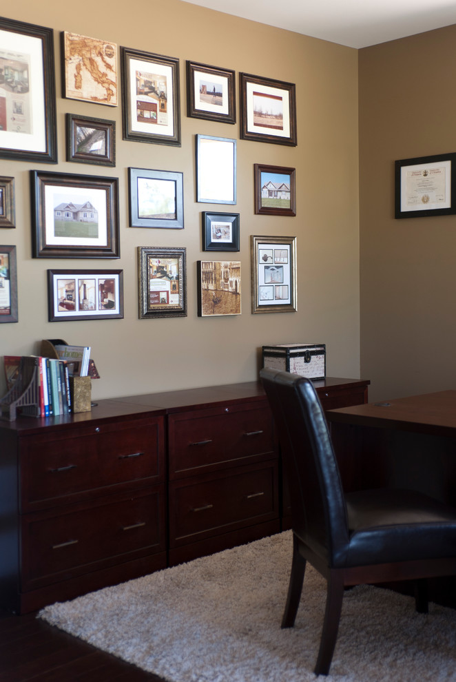 Example of a classic home office design in Ottawa
