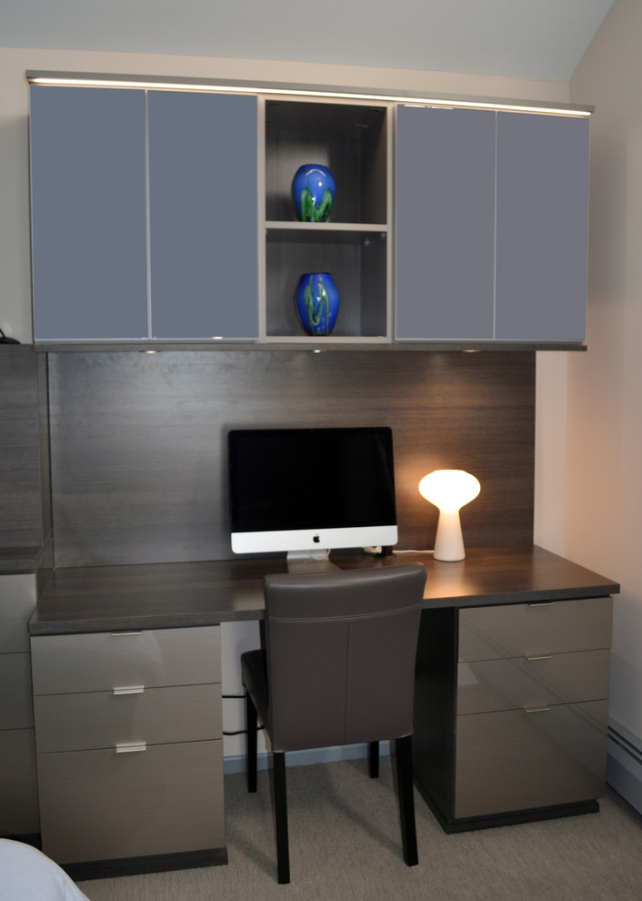 Idéer för ett mellanstort modernt arbetsrum, med beige väggar, heltäckningsmatta och ett inbyggt skrivbord