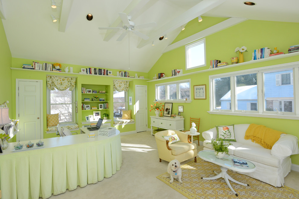 フィラデルフィアにある広いトラディショナルスタイルのおしゃれな書斎 (緑の壁、カーペット敷き、暖炉なし、造り付け机) の写真