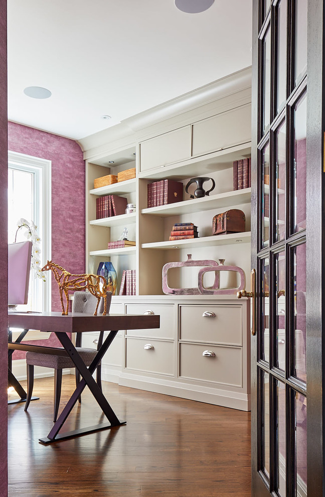 Imagen de despacho clásico renovado de tamaño medio sin chimenea con paredes rosas, suelo de madera en tonos medios y escritorio independiente