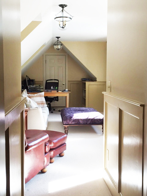 Ejemplo de despacho tradicional renovado de tamaño medio sin chimenea con paredes beige, moqueta y escritorio independiente
