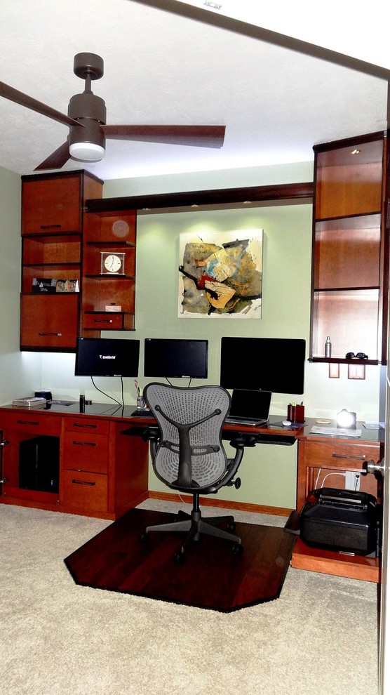 Cette photo montre un bureau tendance de taille moyenne avec un mur vert, moquette et un bureau intégré.