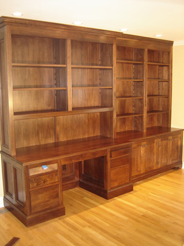 Idéer för att renovera ett litet vintage hemmabibliotek, med beige väggar, ljust trägolv och ett inbyggt skrivbord