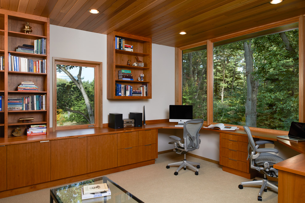 Foto di un ampio ufficio minimalista con scrivania incassata