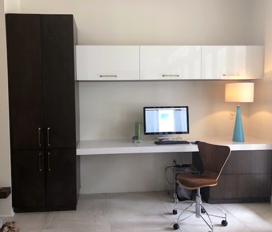 Свежая идея для дизайна: кабинет среднего размера в современном стиле с белыми стенами, полом из керамогранита, встроенным рабочим столом и серым полом - отличное фото интерьера