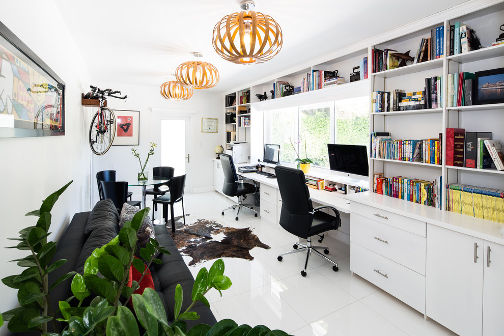 Ispirazione per un grande ufficio design con pareti bianche, pavimento con piastrelle in ceramica e scrivania incassata