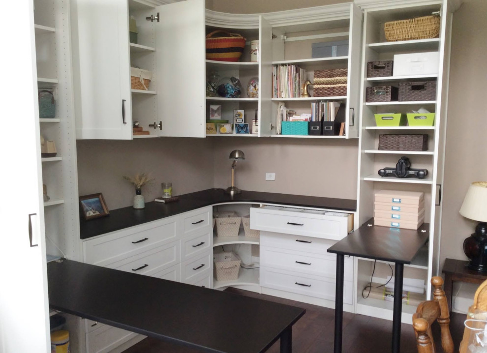 Cette photo montre un bureau atelier chic de taille moyenne avec un mur beige, aucune cheminée et un bureau intégré.
