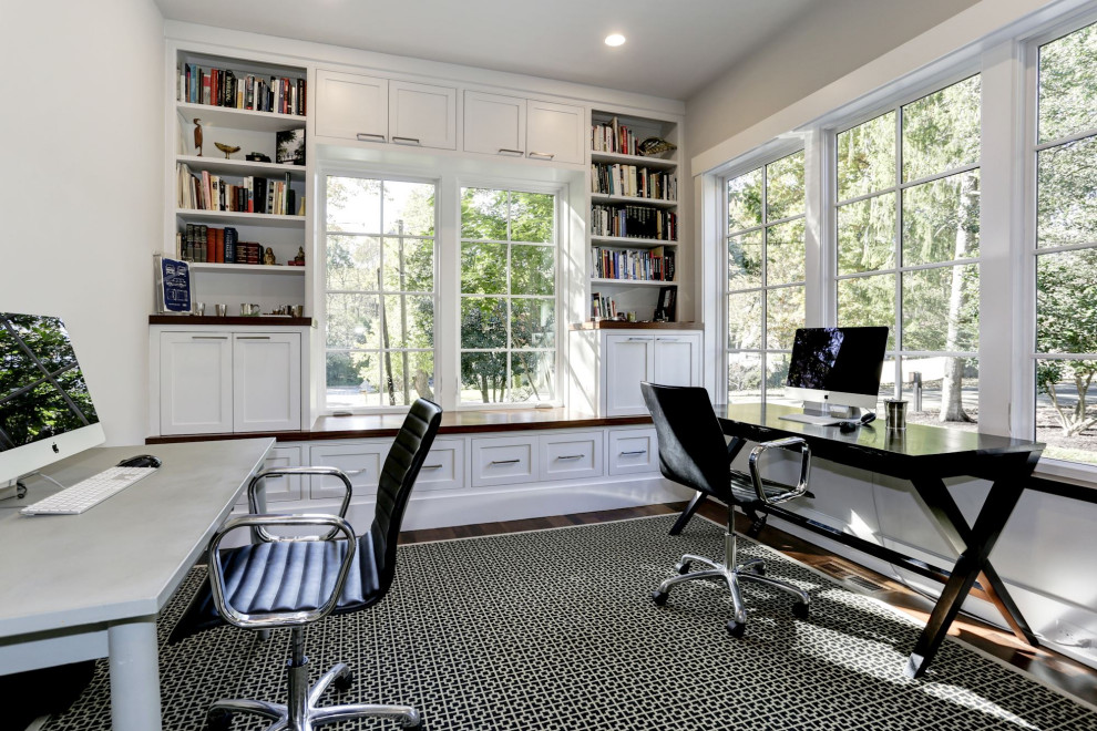 На фото: кабинет в стиле неоклассика (современная классика) с серыми стенами, темным паркетным полом, отдельно стоящим рабочим столом и коричневым полом
