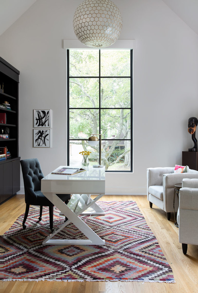 ヒューストンにあるコンテンポラリースタイルのおしゃれなホームオフィス・書斎 (白い壁、淡色無垢フローリング、自立型机、ベージュの床) の写真