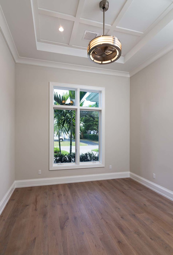 Ejemplo de despacho actual de tamaño medio con paredes grises, suelo de madera en tonos medios y suelo multicolor