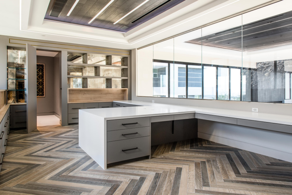 Стильный дизайн: большое рабочее место в современном стиле с встроенным рабочим столом и разноцветным полом - последний тренд