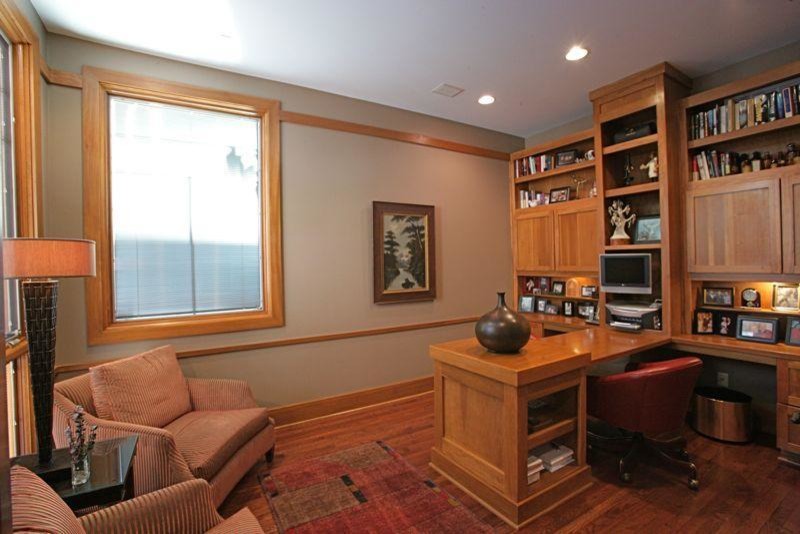 This is an example of a modern home office in Indianapolis.